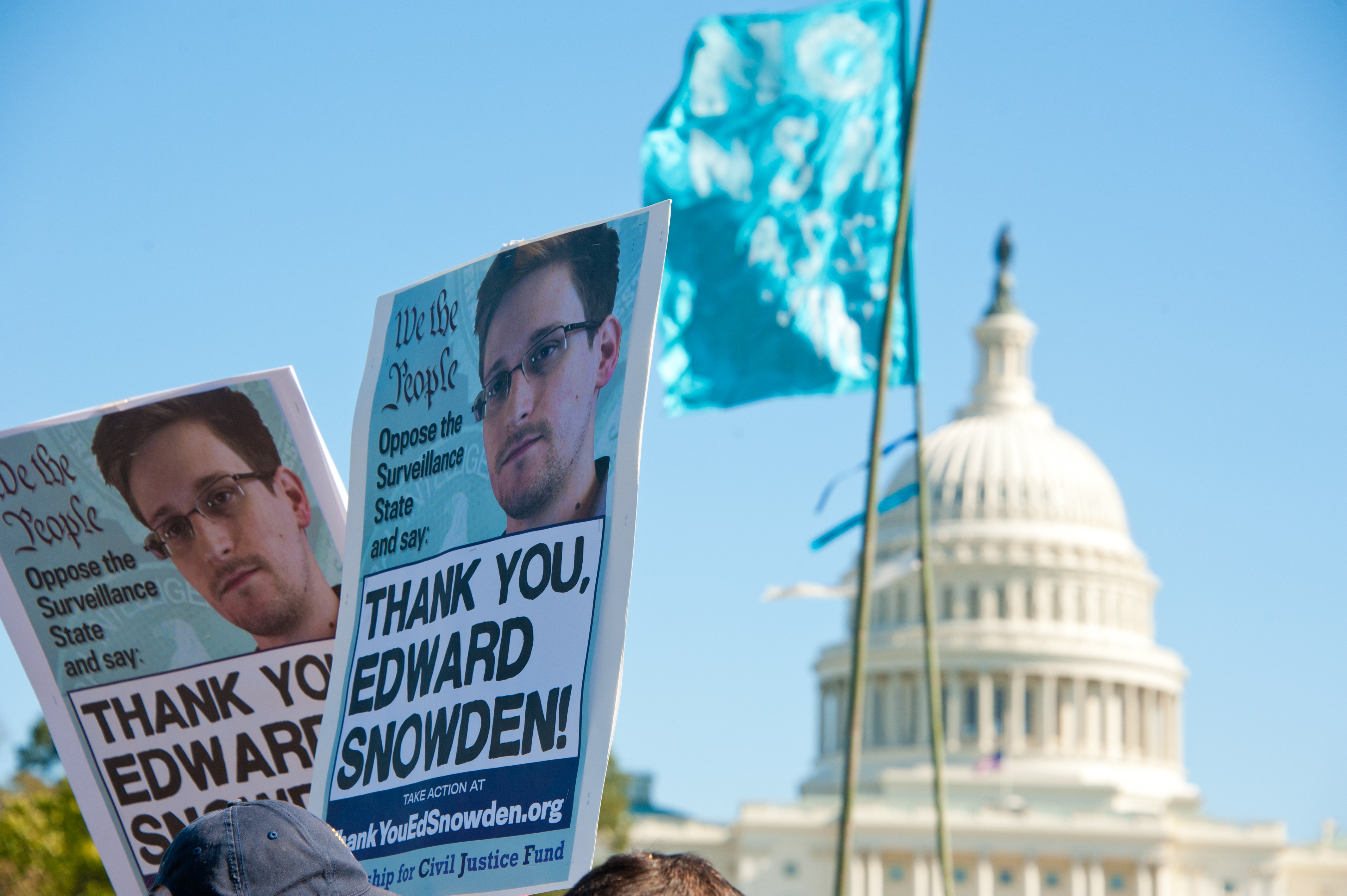 Демонстрация във Вашингтон срещу тоталното следене. На плакатите с лика на Сноудън пише ”Благодаря!”