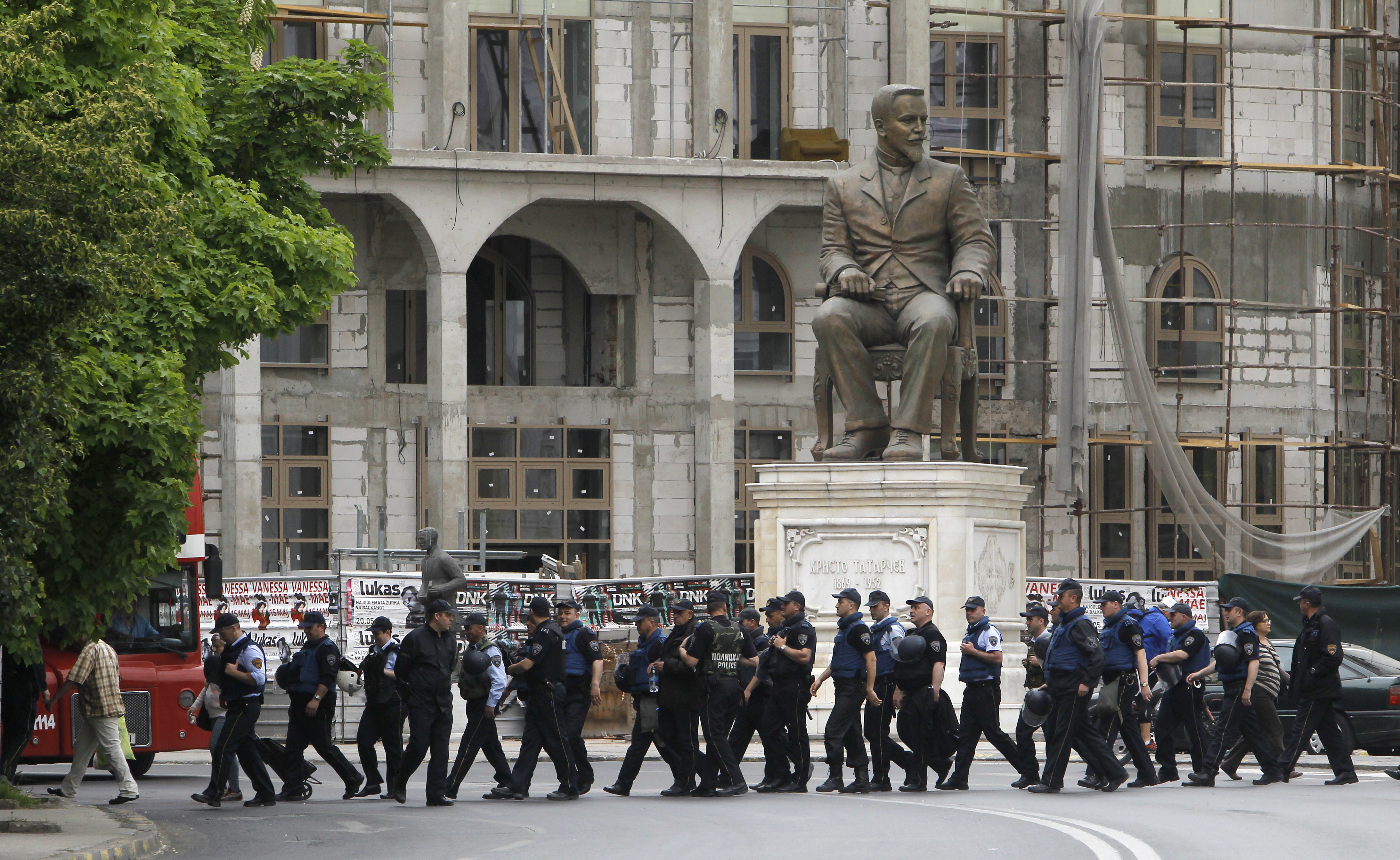 Пред сградата на Парламента в Скопие има засилено полицейско присъствие