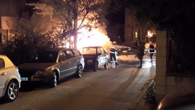 Джип пламна във Варна, обгоряха и 3 коли и блок
