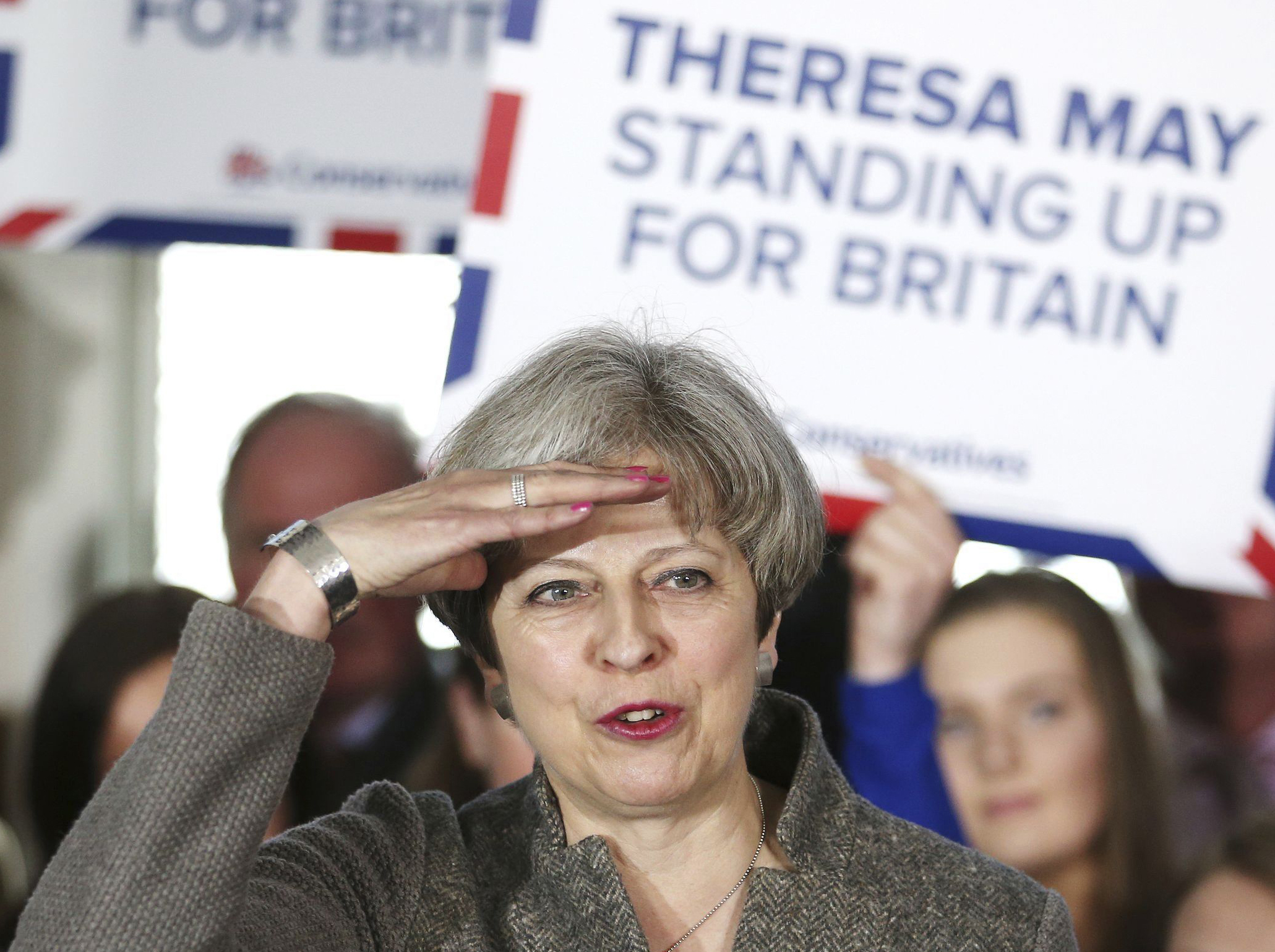 Британският премиер Тереза Мей направи предзиборна обиколка в Шотландия-надписът на плаката гласи ”Тереза Мей защитава Британия”