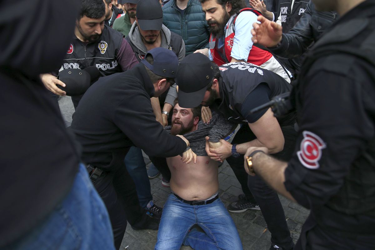 Турската полиция спря демонстранти със сълзотворен газ