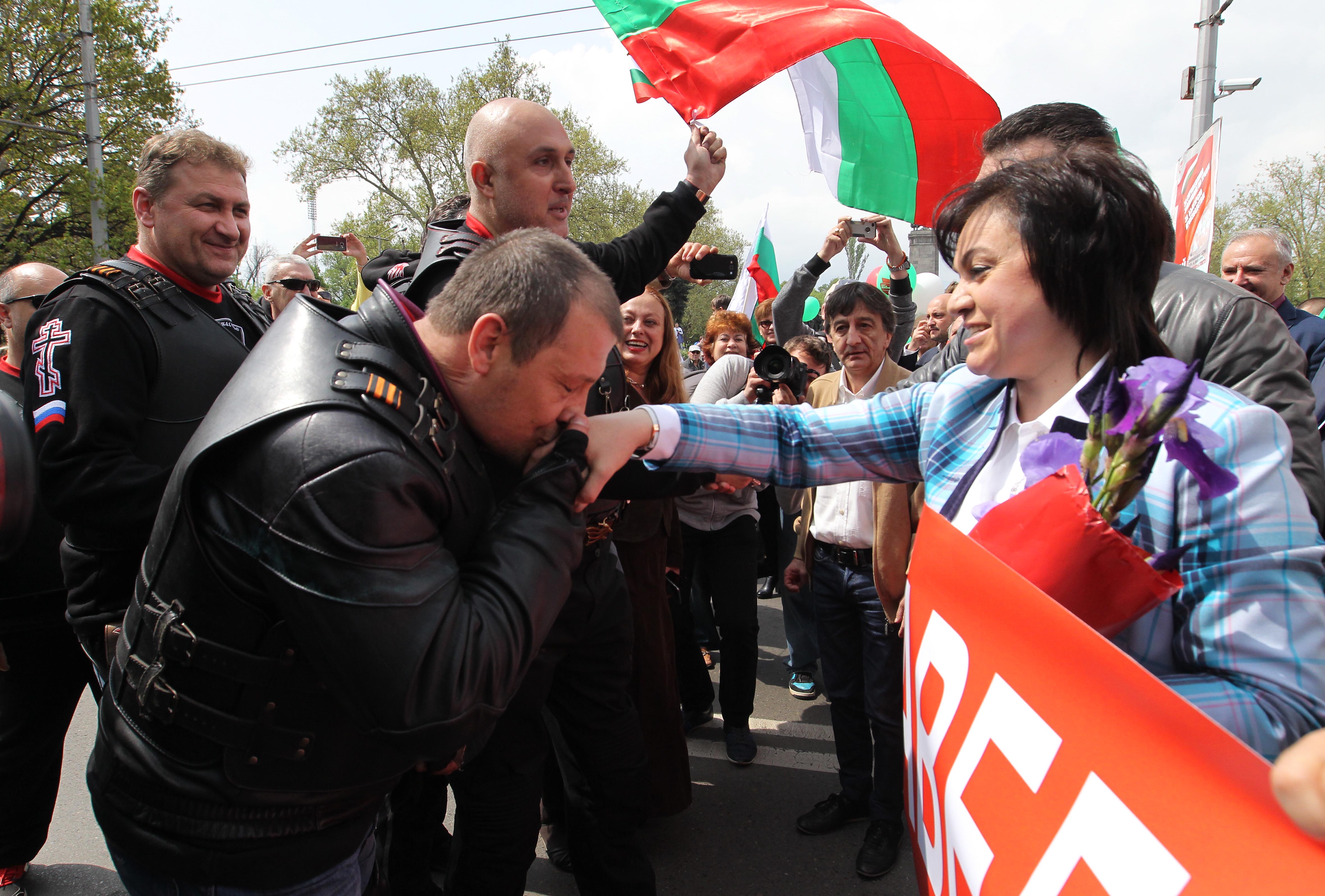 Един от рокерите на Путин целува ръка на Корнелия Нинова при посещението им в България
