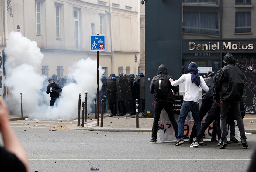 Сблъсъци в Париж по време на първомайското шествие