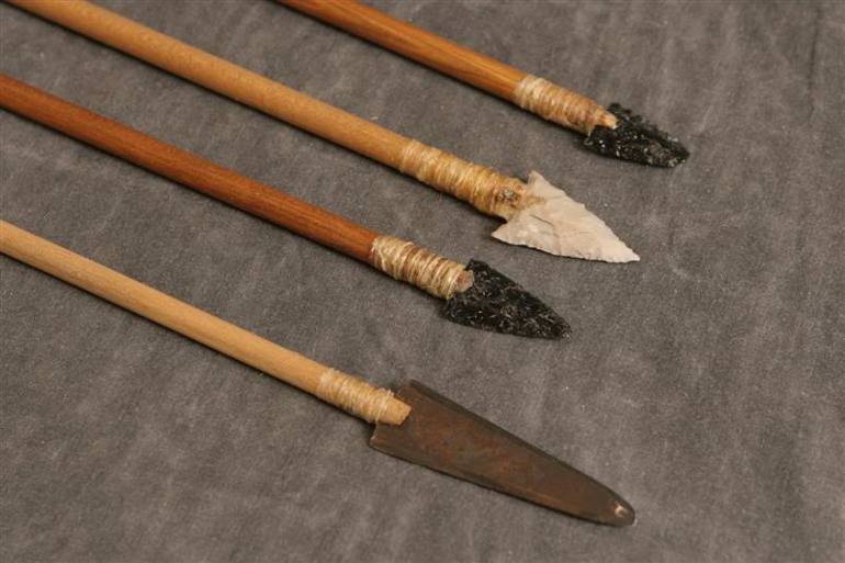 Откриха каменни върхове на стрели и копия на 77 000 години