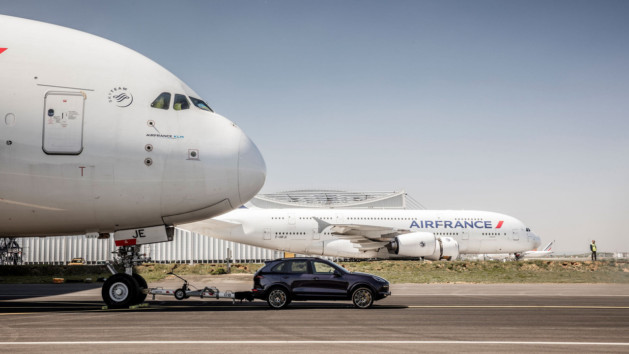 Рекорд: Porsche Cayenne тегли 285-тонен Airbus A380