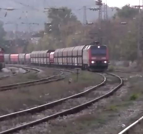 Товарен влак дерайлира край гара Пирдоп