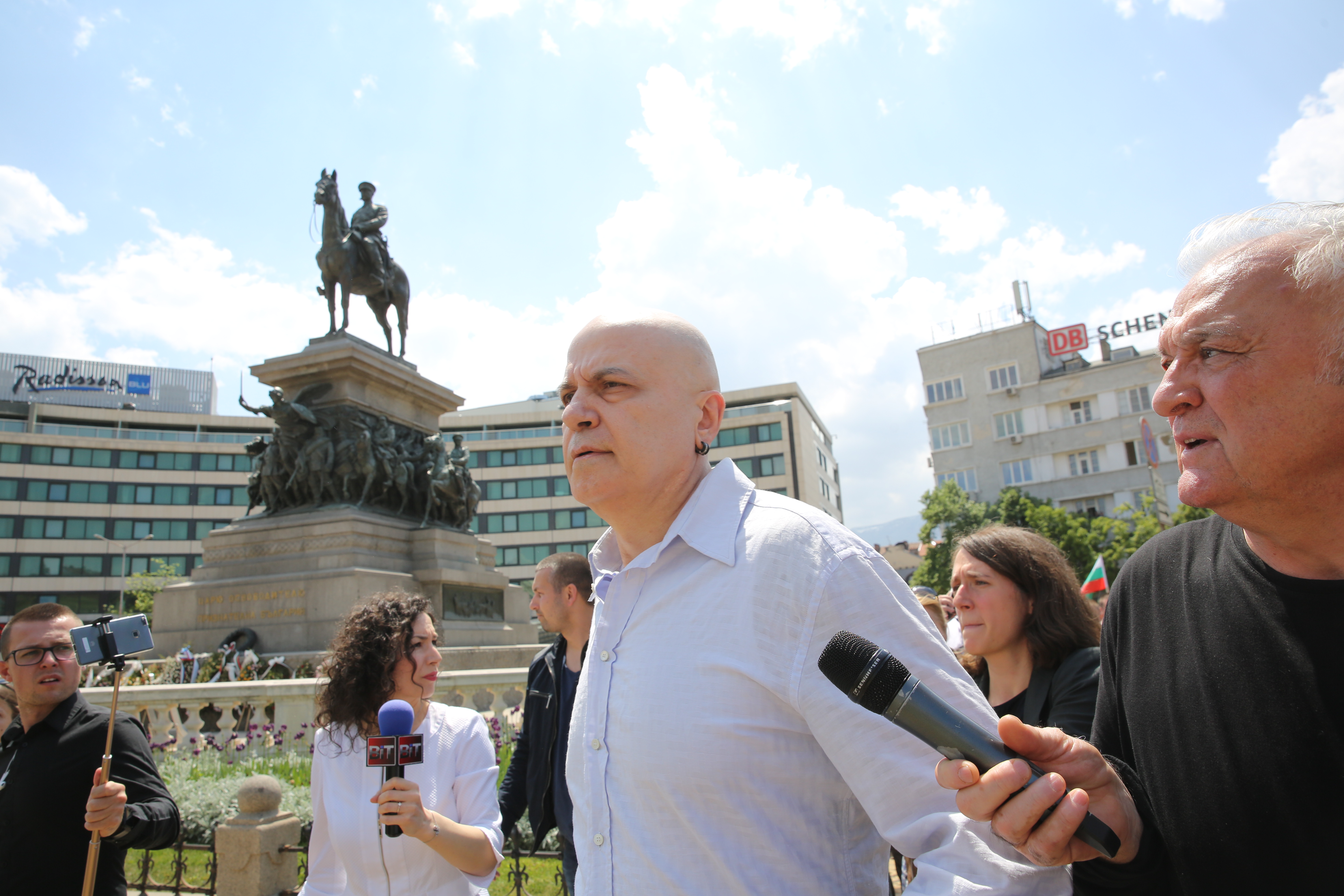 Преди няколко месеца Слави Трифонов протестира пред парламента, сега прави заявка да влезе в политиката