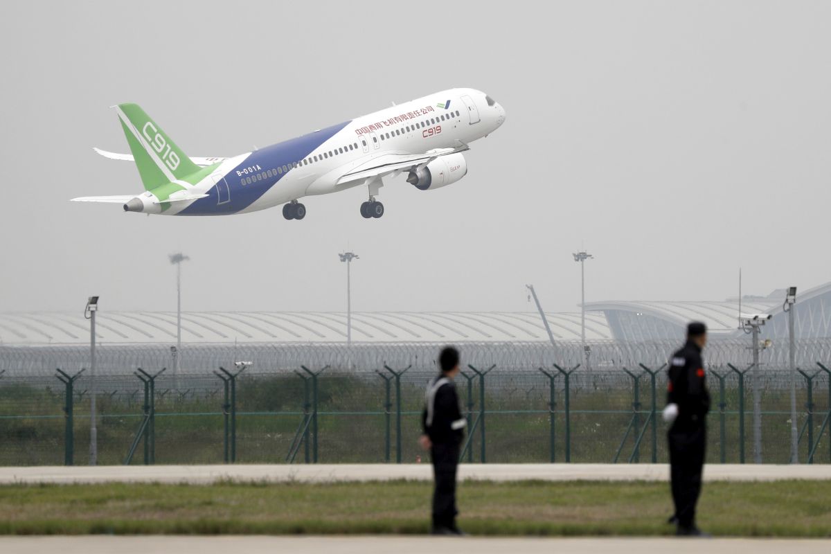 Самолет, произведен в Китай, излетя за първия си полет
