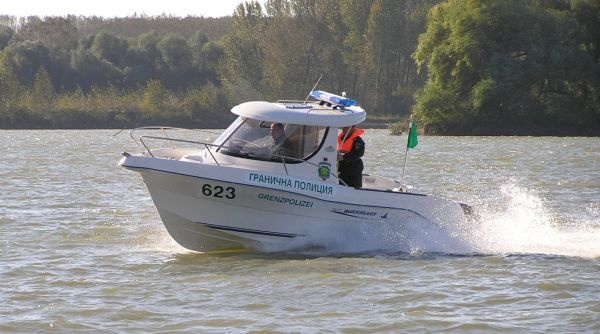 Граничарски лодки патрулират в река Марица