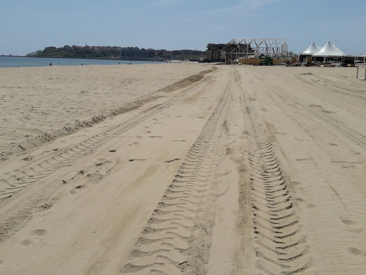 Нямало унищожени дюни, а заравняване на пясък на плажа в Слънчев бряг