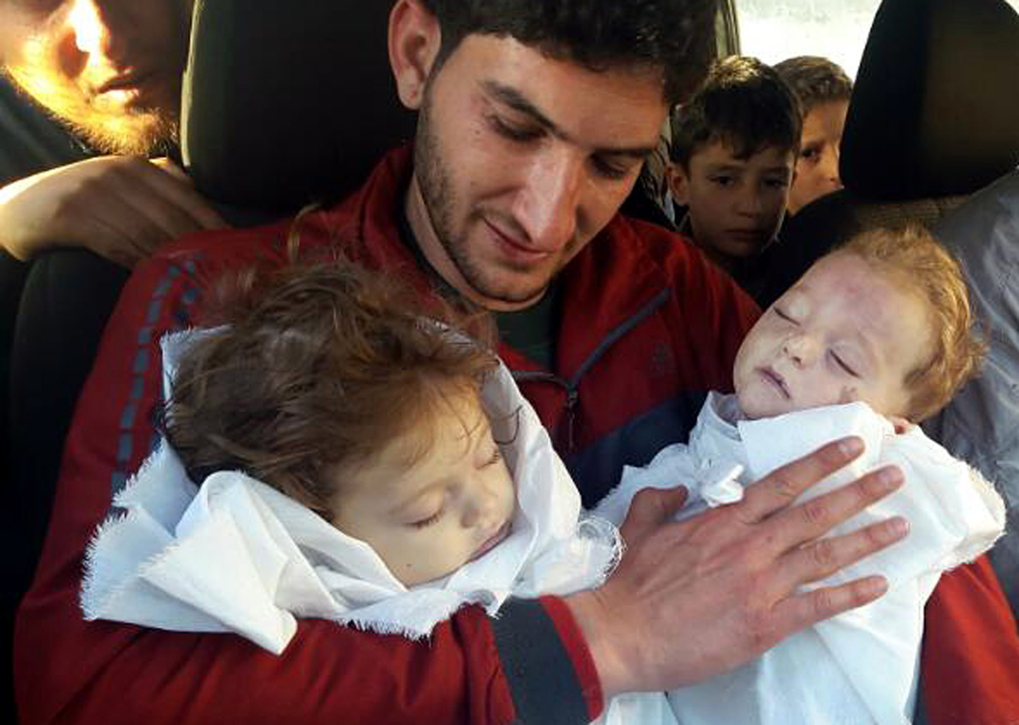 Мъж държи двете си загинали близначета след химическата атака в Идлиб