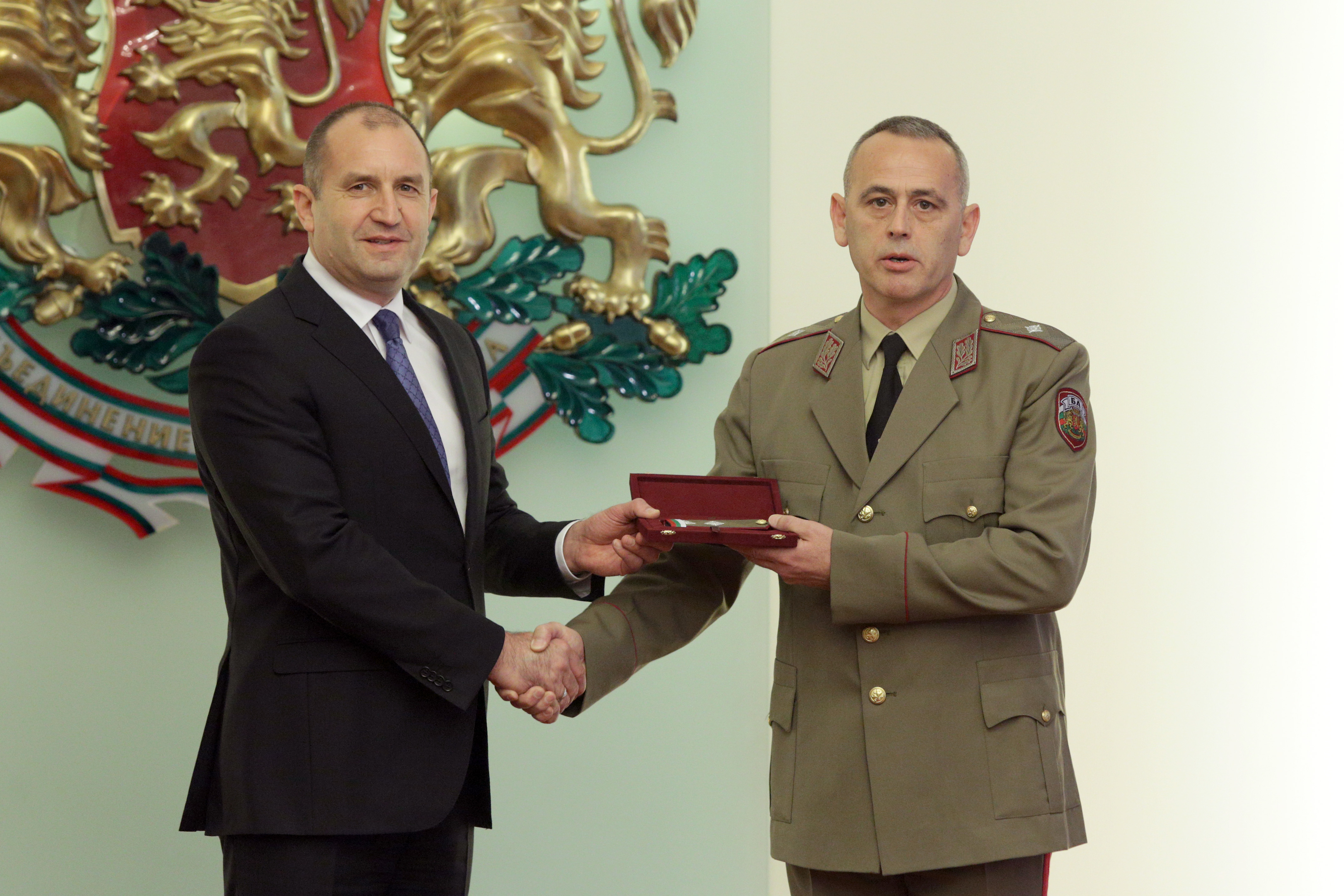 Бригаден генерал Данчо Дяков (дясно) - съветник на президента Радев по военната сигурност, получи пагони на ”генерал-майор”