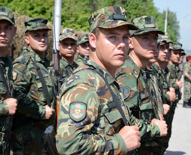 Военен парад в София. На средноевропейско равнище са българските разходи за отбрана