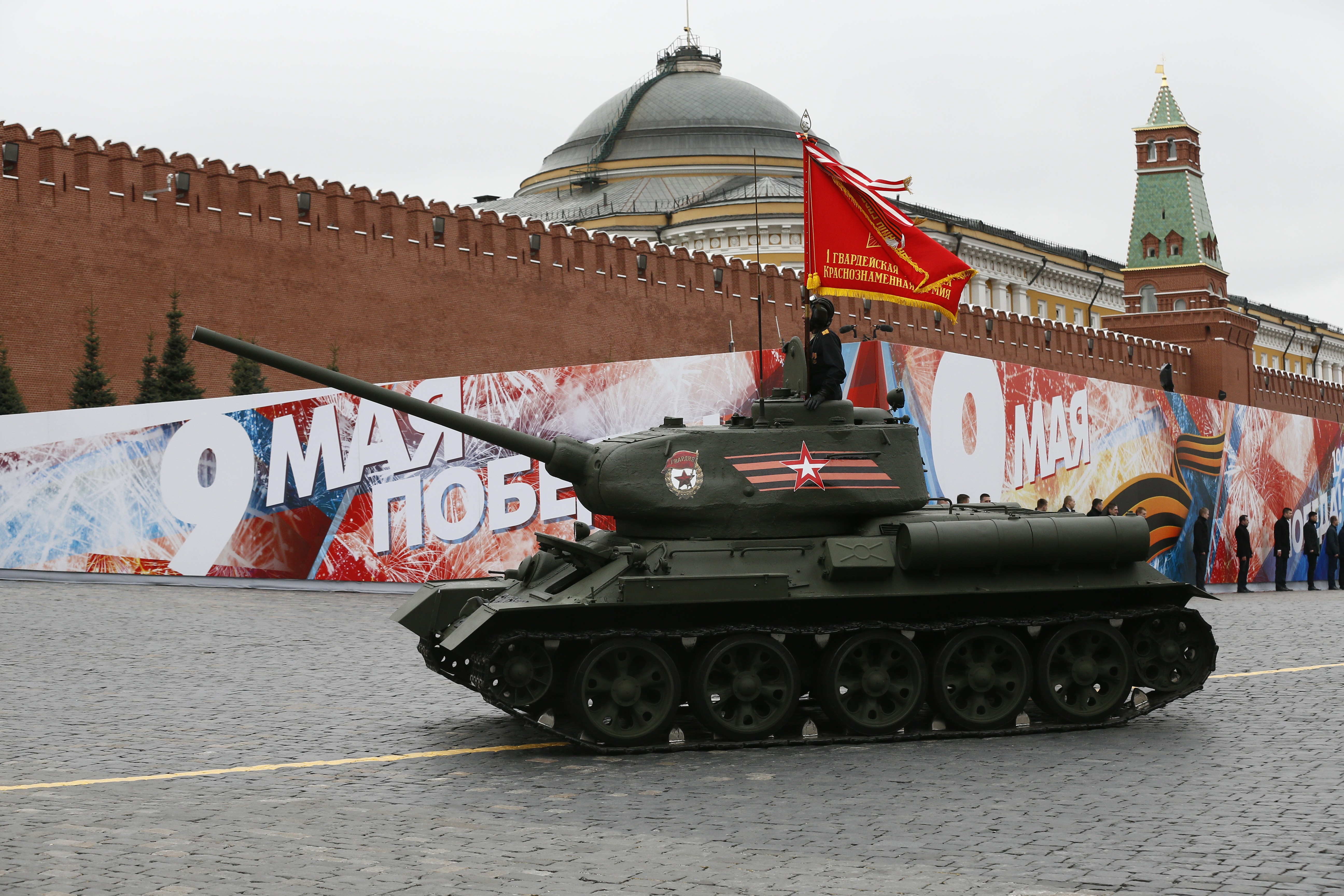 Механизираната част на парада започна с появата на легендарния танк Т-34