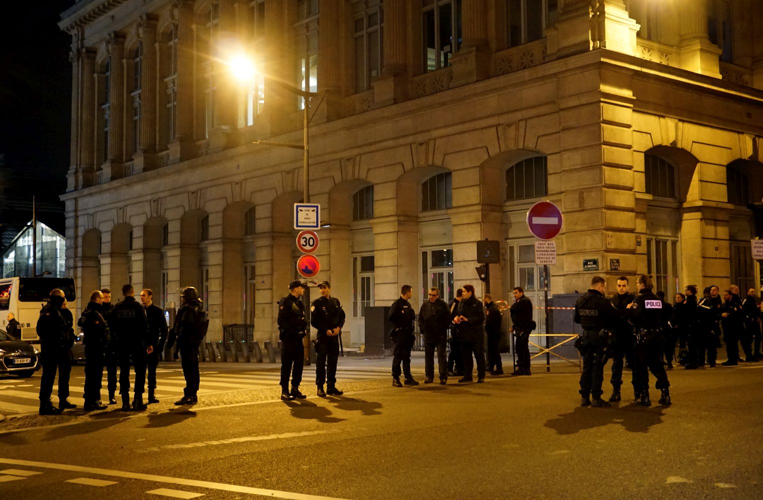 В Париж издирват трима, планирали терористична атака