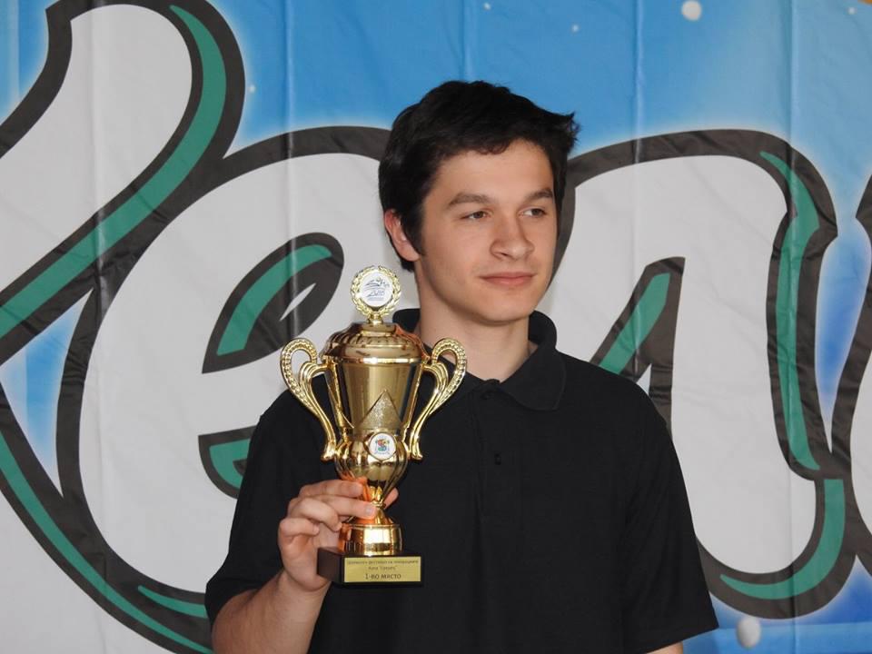 17-годишният Мартин Петров с купа ”Средец”
