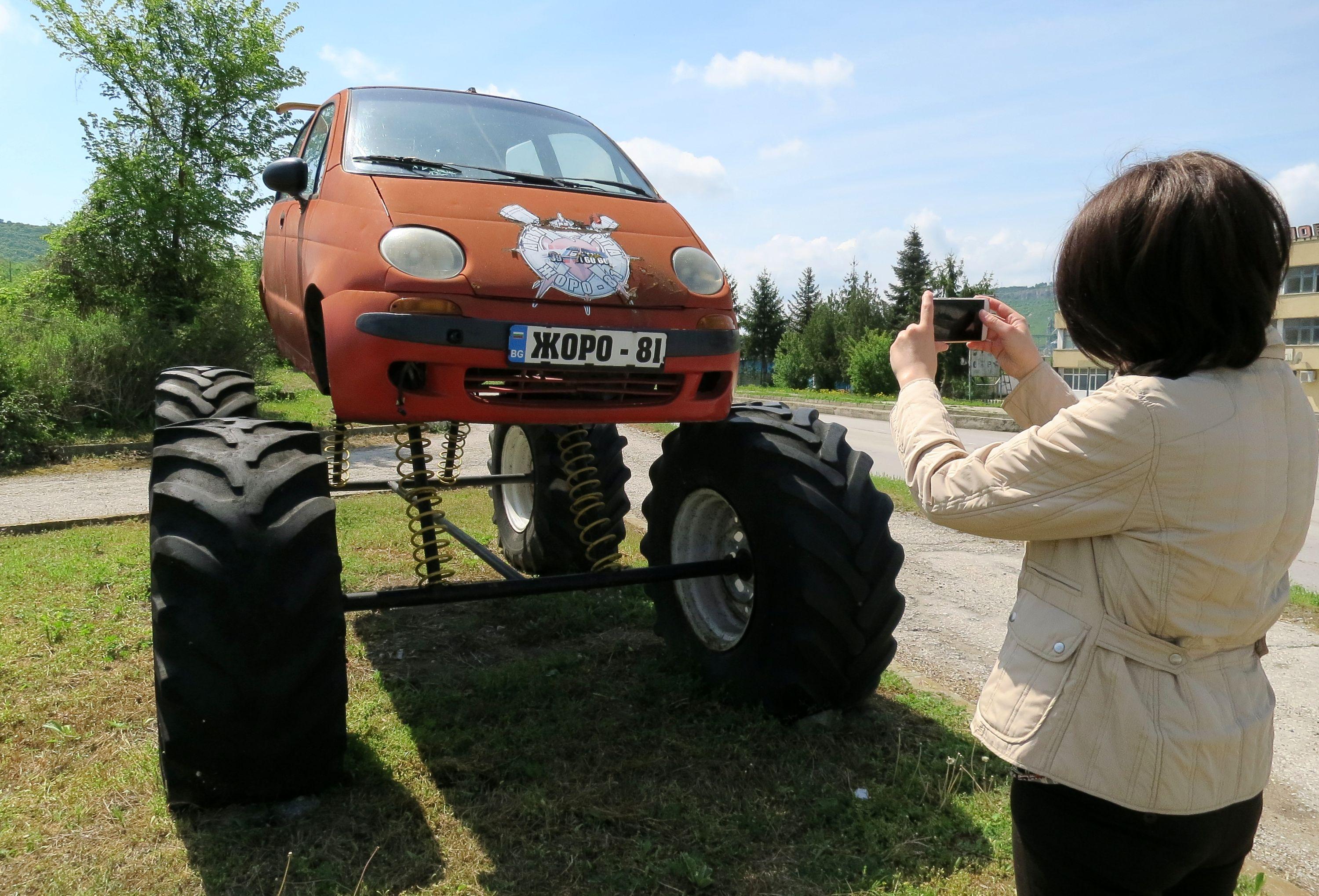 Туристи спират да снимат странното возило