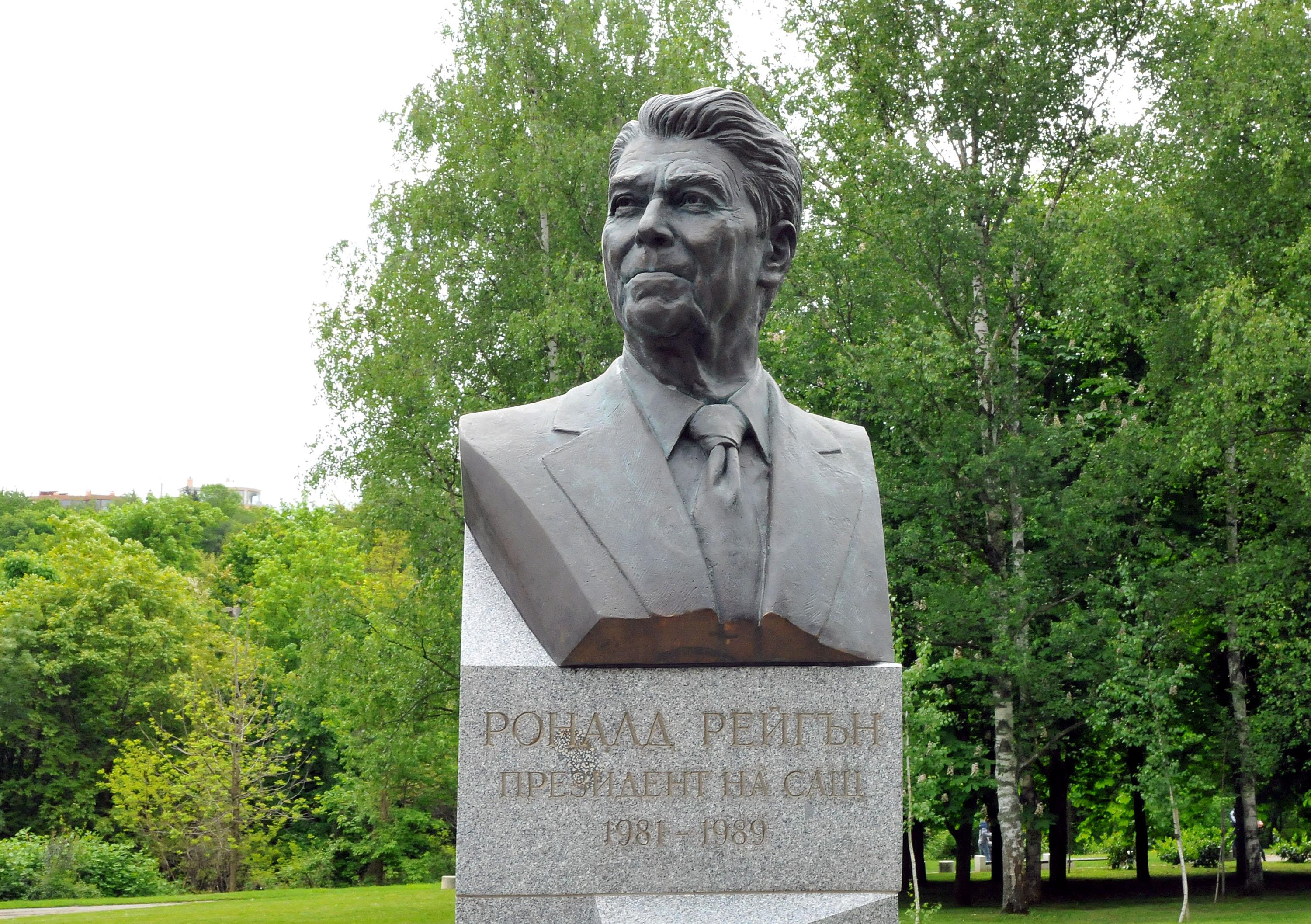 Официално откриха паметника на Рейгън в София