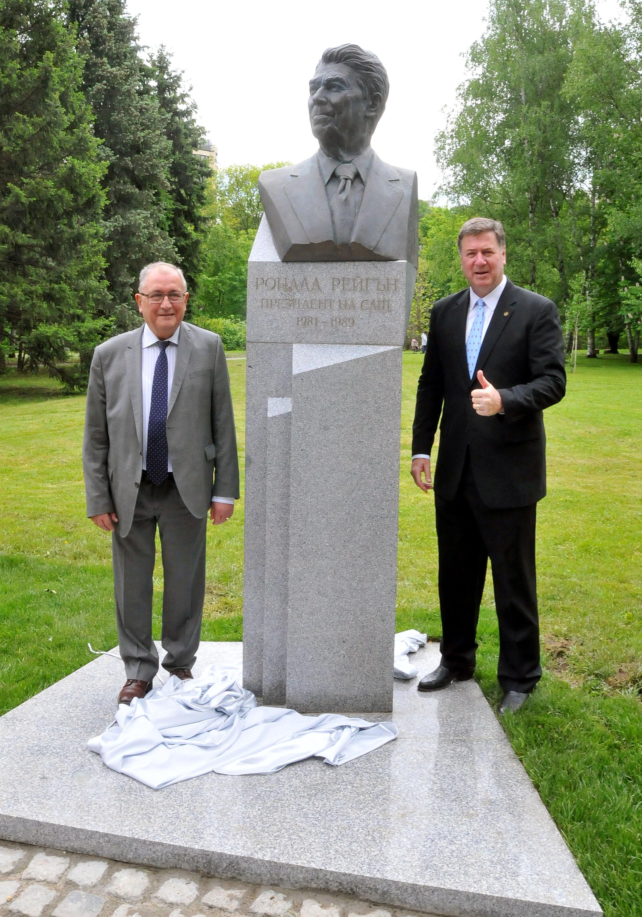 Владимир Кисьов и Джордж Алън край бюст паметника на Роналд Рейгън в Южния парк на София