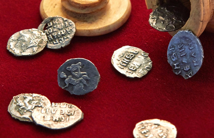 Откриха шахматна фигура с монети от епохата на Грозни