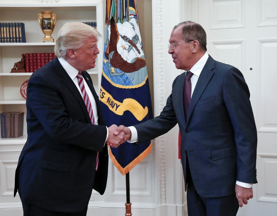 Доналд Тръмп разговаря със Сергей Лавров във Вашингтон