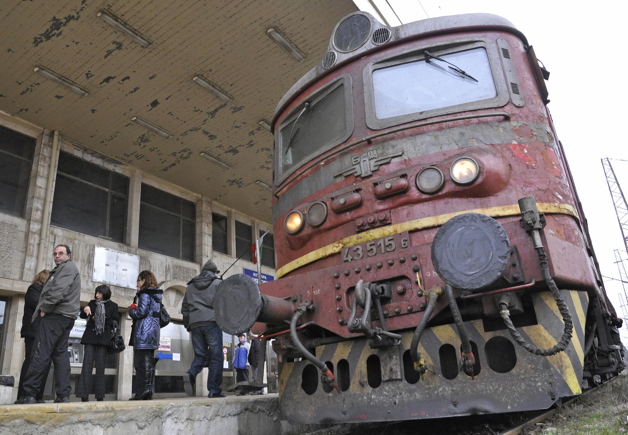 Скална маса спря влакове за близо 8 часа
