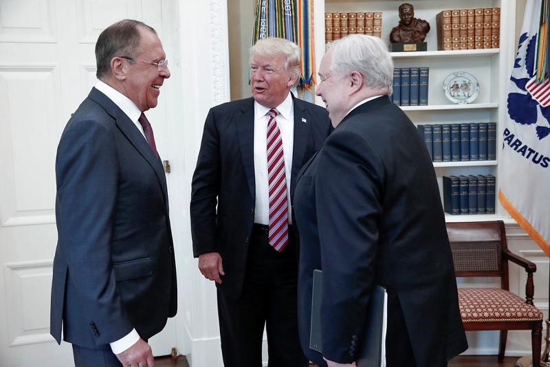 Доналд Тръмп позира със Сергей Лавров и руския посланик във Вашингтон Сергей Кисляк