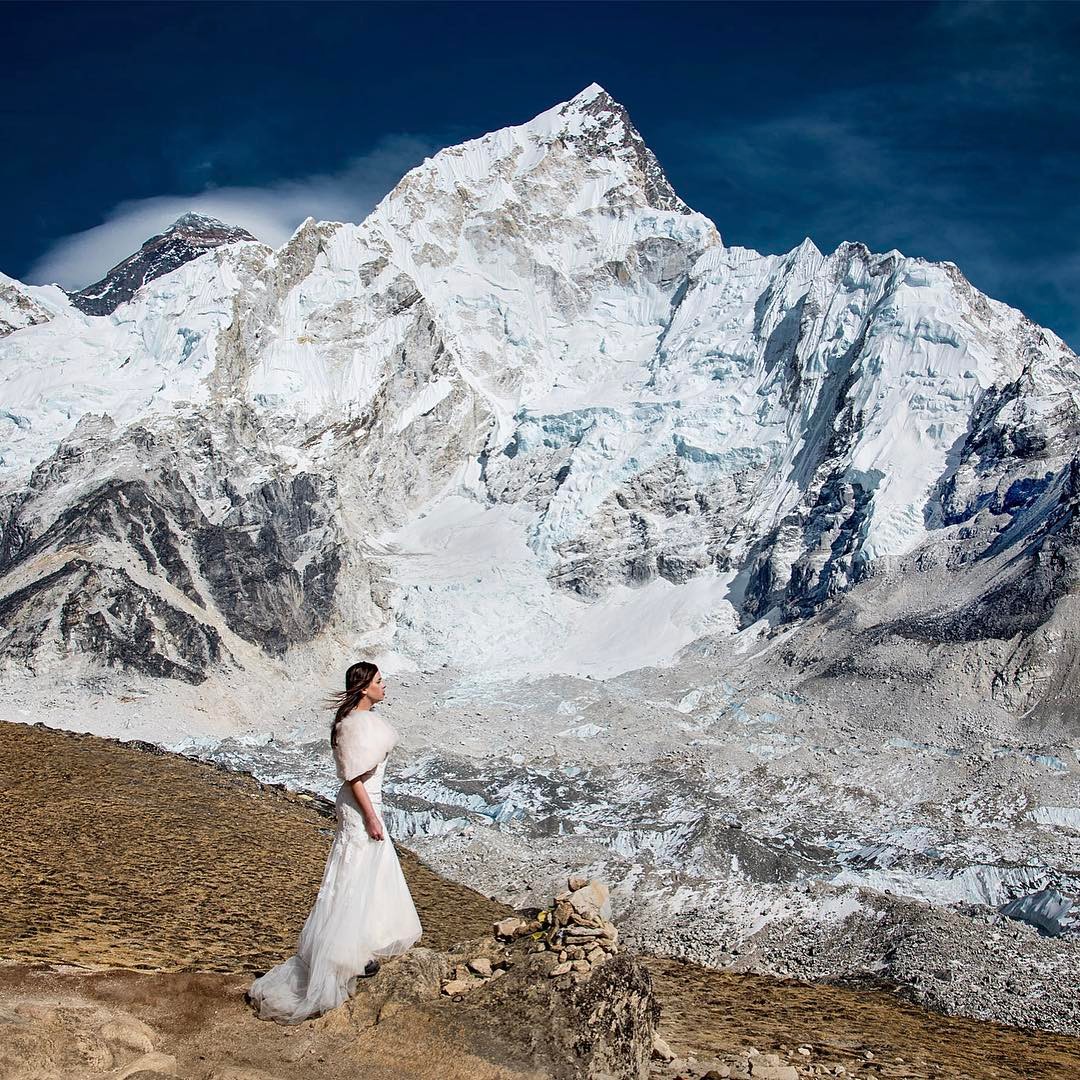 Двойка се венча на Еверест