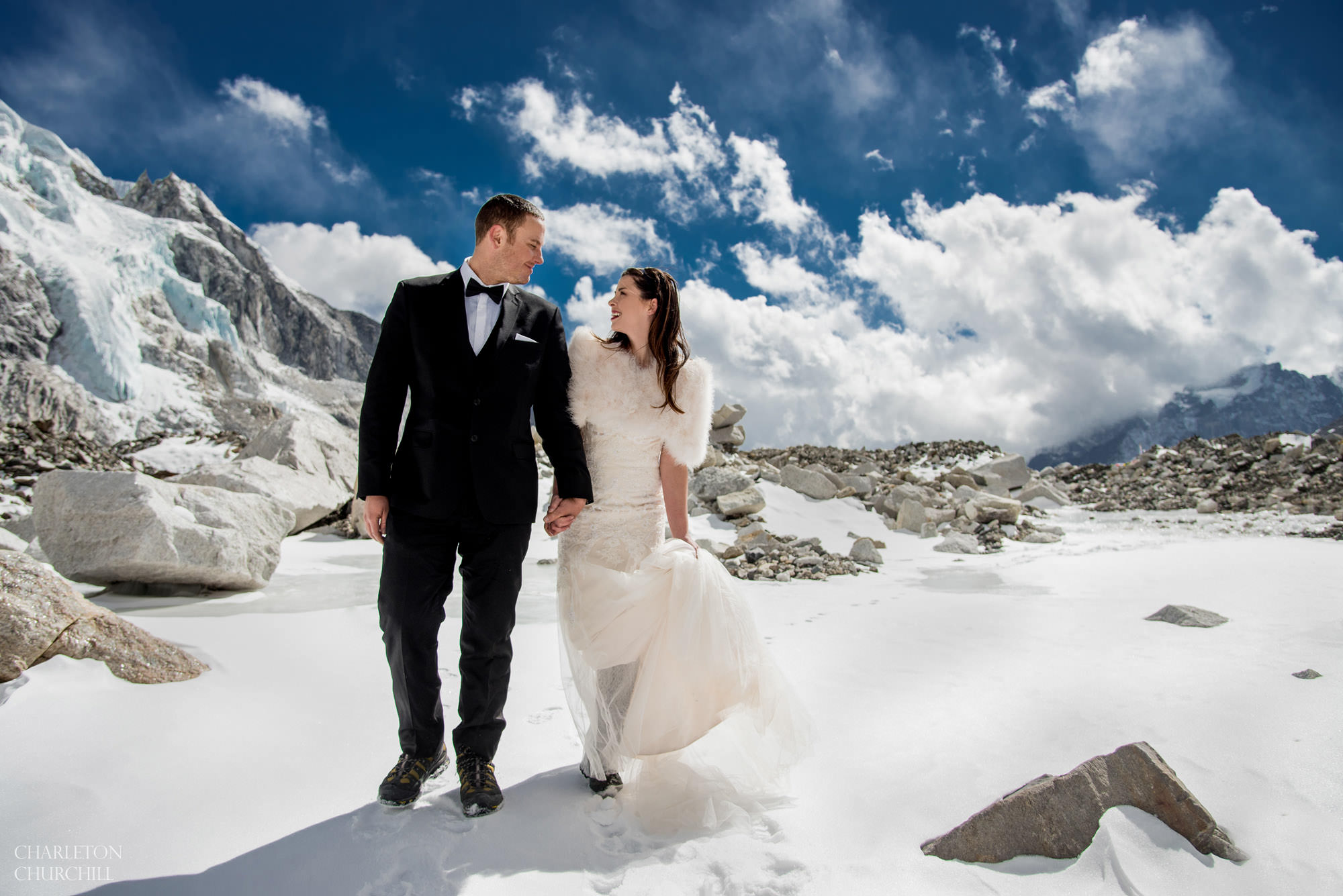 Двойка се венча на Еверест