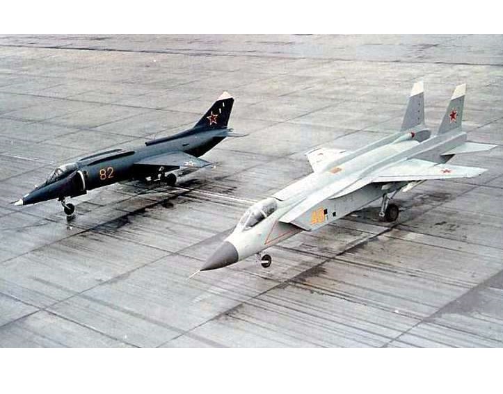 Як-141 (в сиво) сравнен с неуспешния Як-38 (в черно)