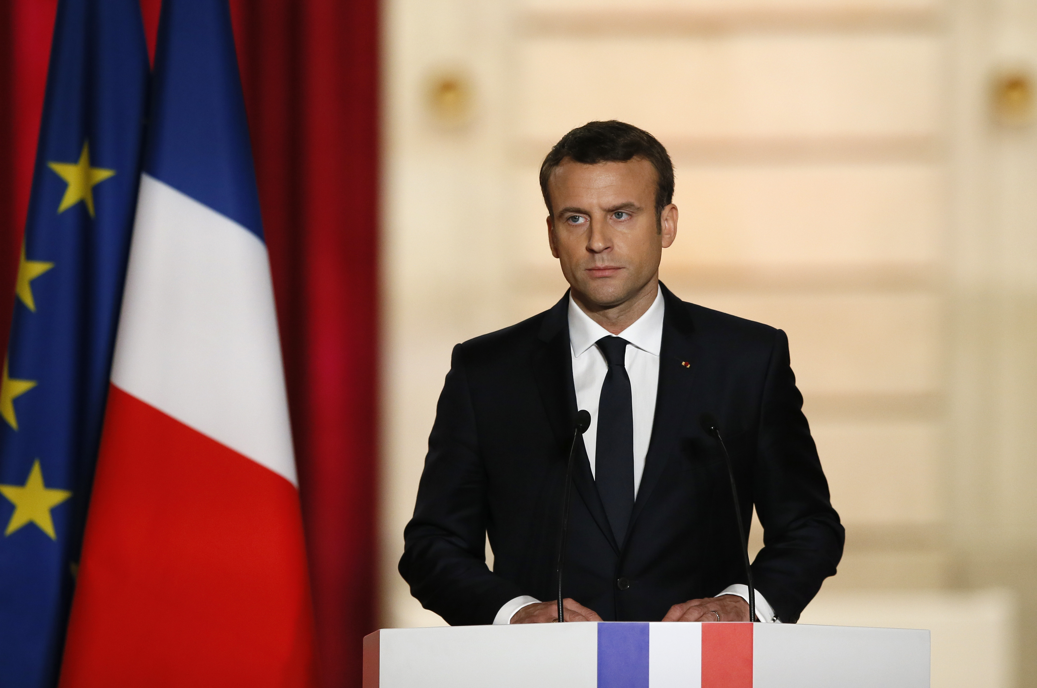 Фото президента франции. Франция Эммануэль Макрон. Эммануэль Макрон на фоне флага Франции.