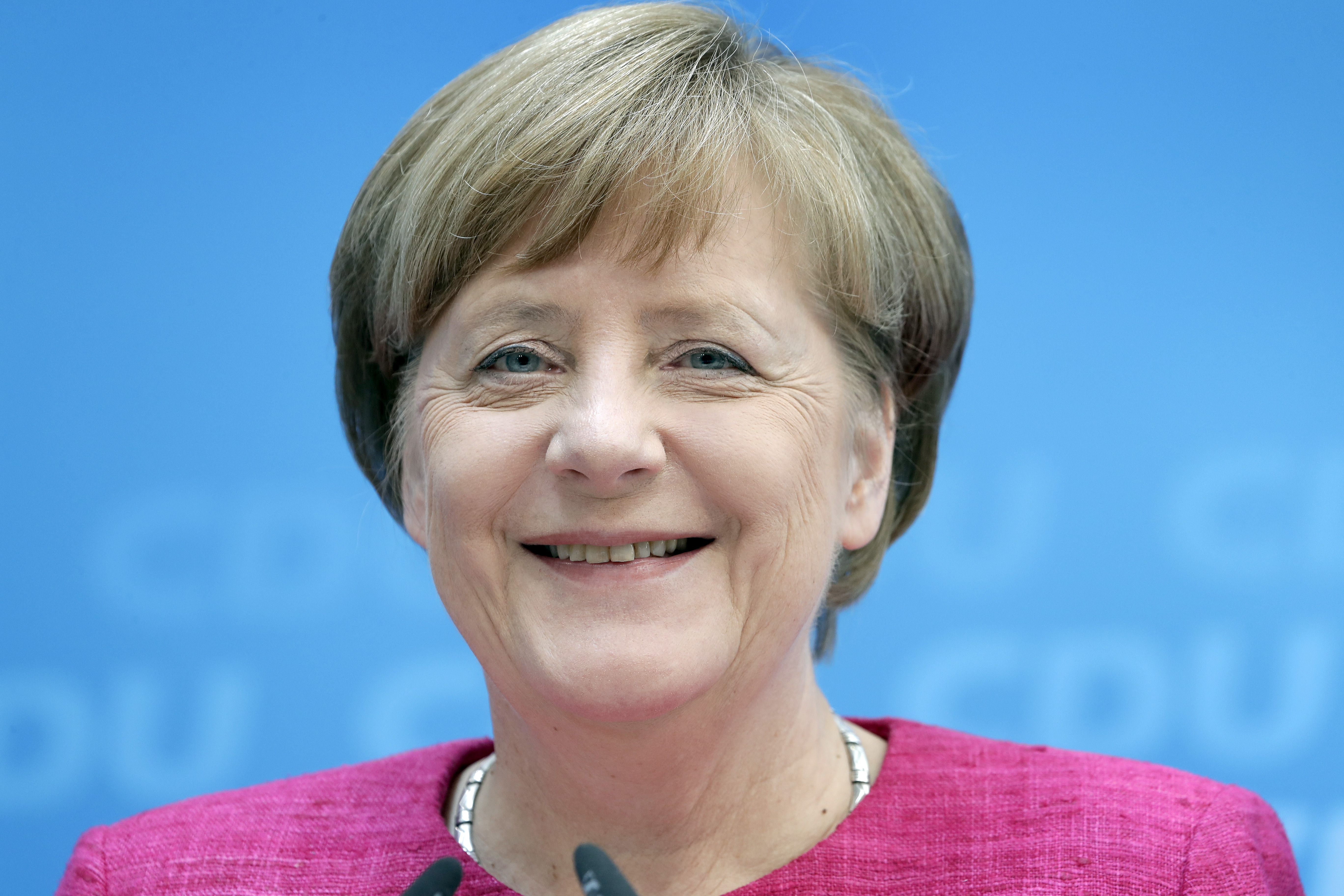 Меркел: Германия трябва да помогне на Макрон да успее