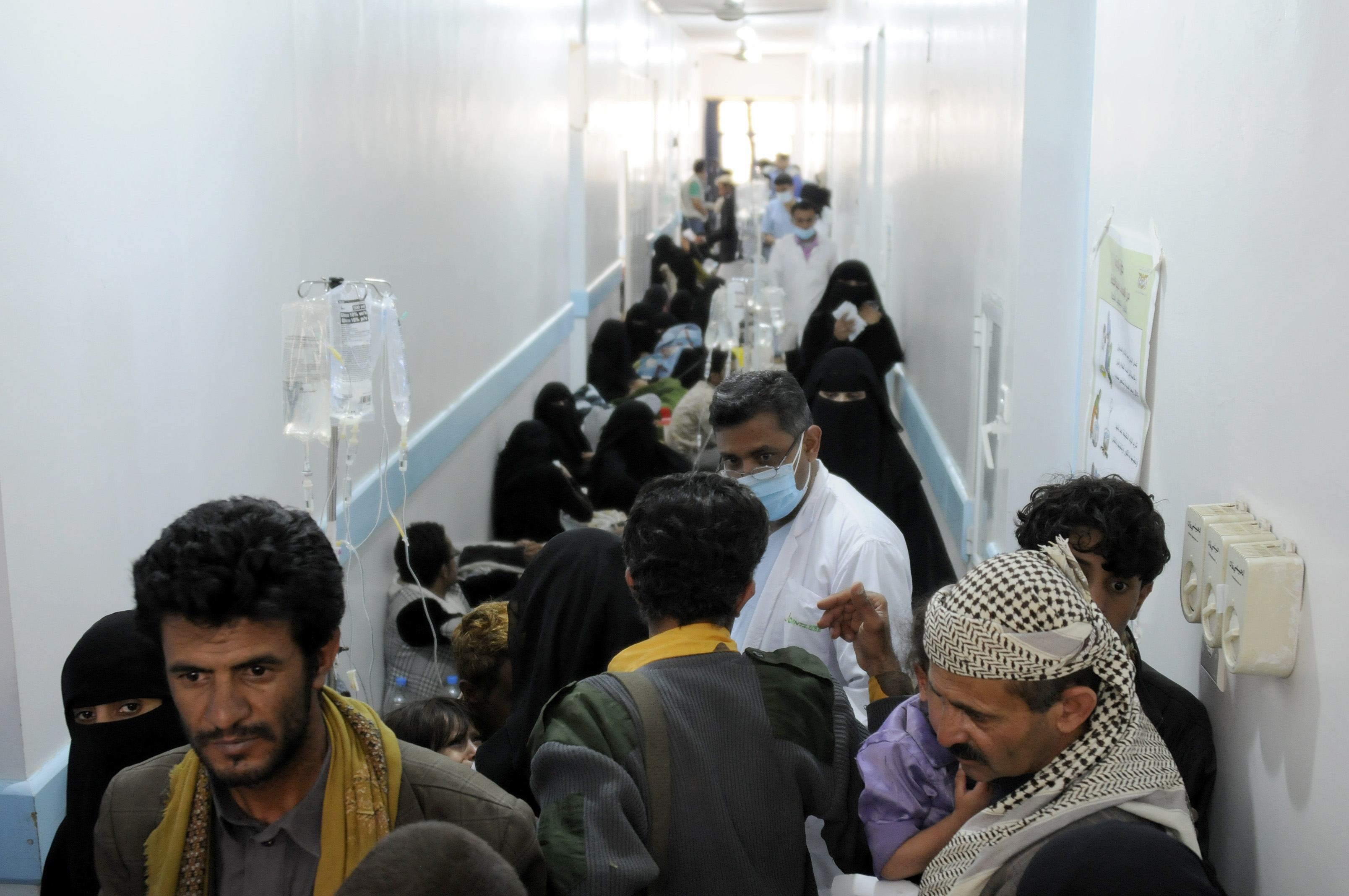 В Йемен хора, заразени от холера, са приети в болница в столицата Сана