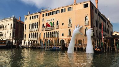 Италианският скулптор, който "простря" ръце над Венеция, е син на Антъни Куин