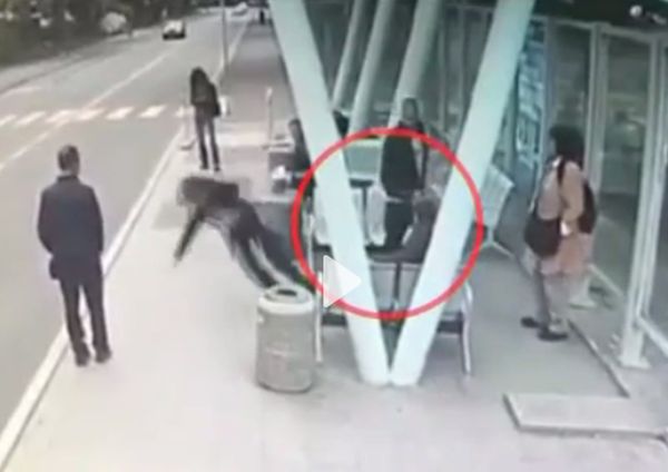 Брутална атака на спирка срещу жена (видео)