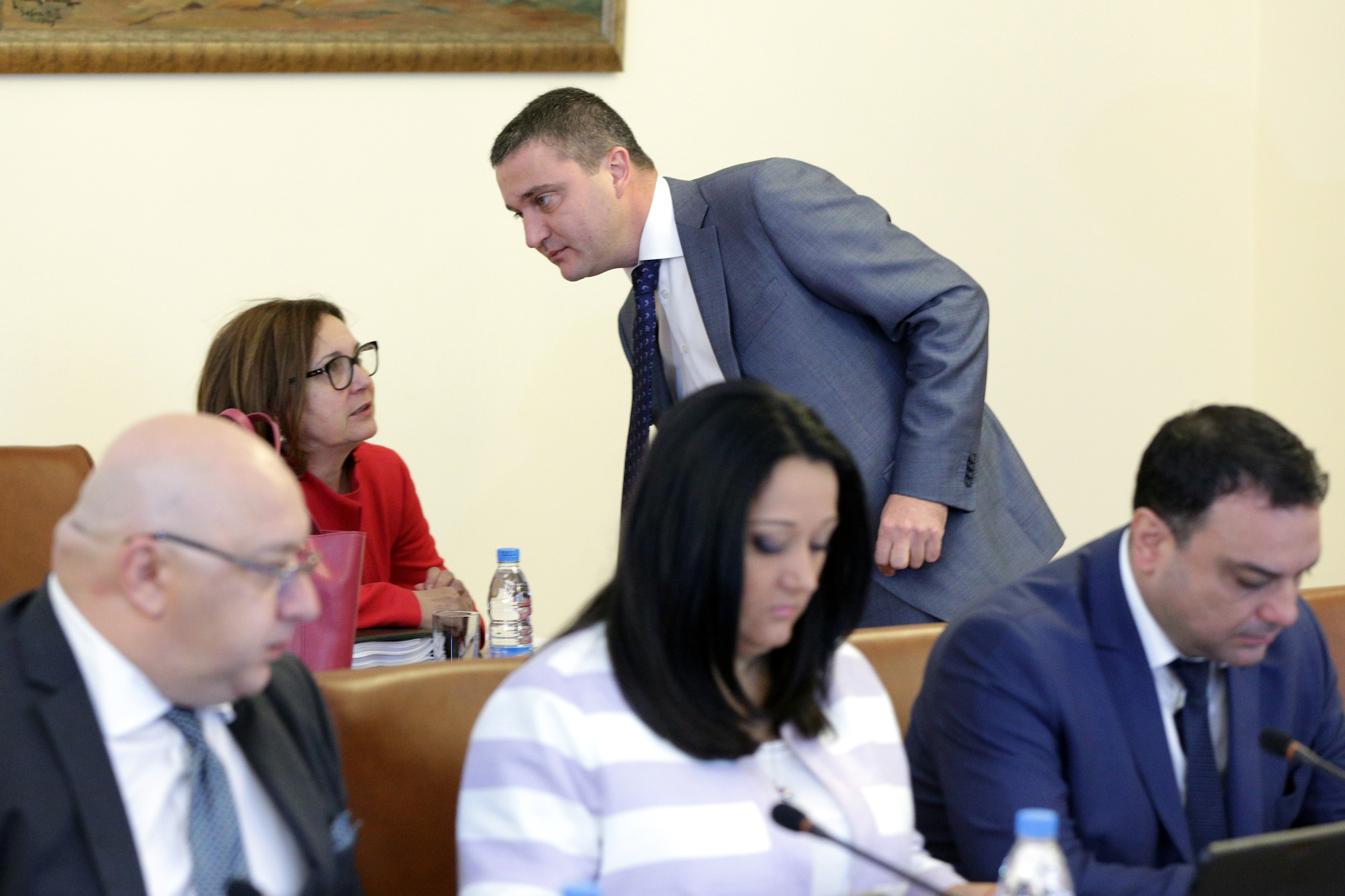 Министърът на финансите Владислав Горанов разговаря с Румяна Бъчварова на заседание на правителството