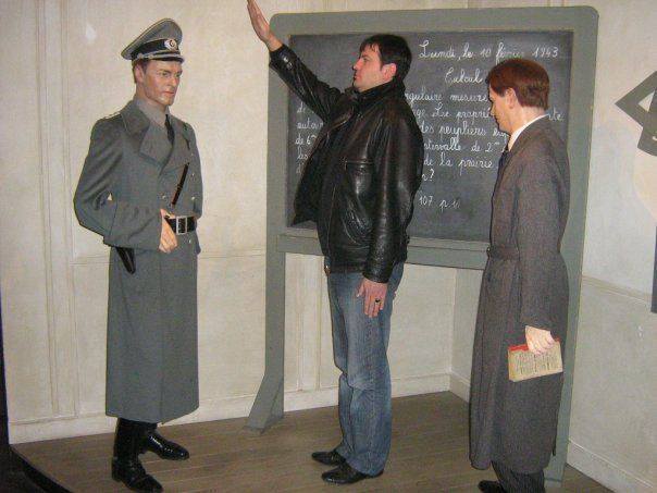 Зам.-министър Павел Тенев преди 9 години - с нацистки поздрав към восъчна фигура