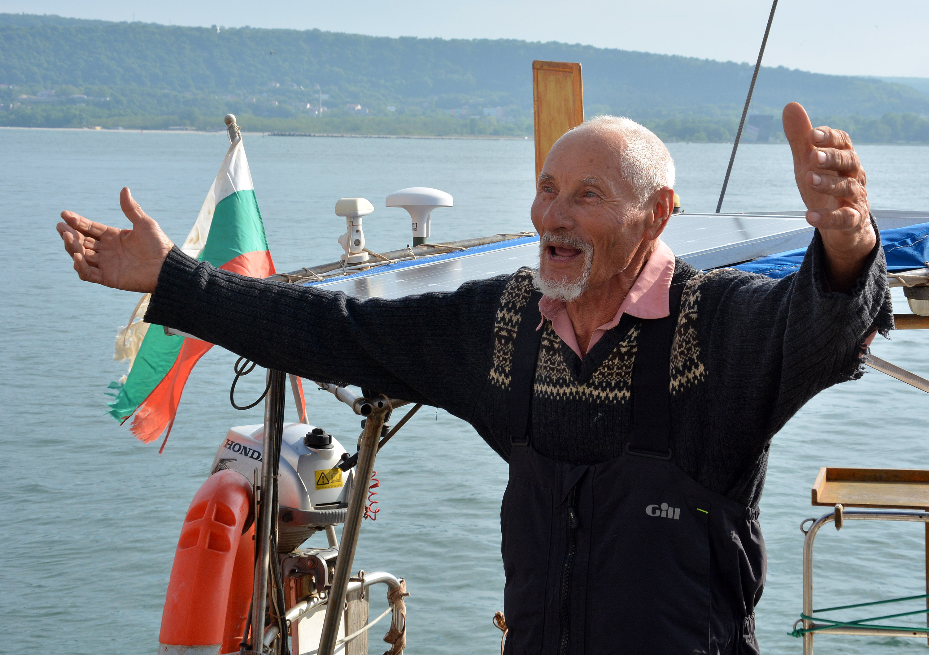 80-годишният мореплавател д-р Васил Куртев акостира на 17 май във Варна след околосветско плаване