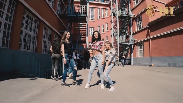 Чалга певец снима клип с ученички в столична гимназия