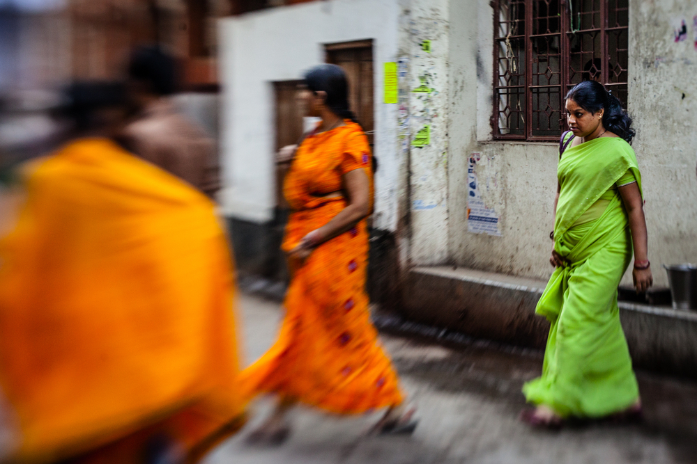 Индийките често изминават големи разстояния пеша в райони без мобилна връзка