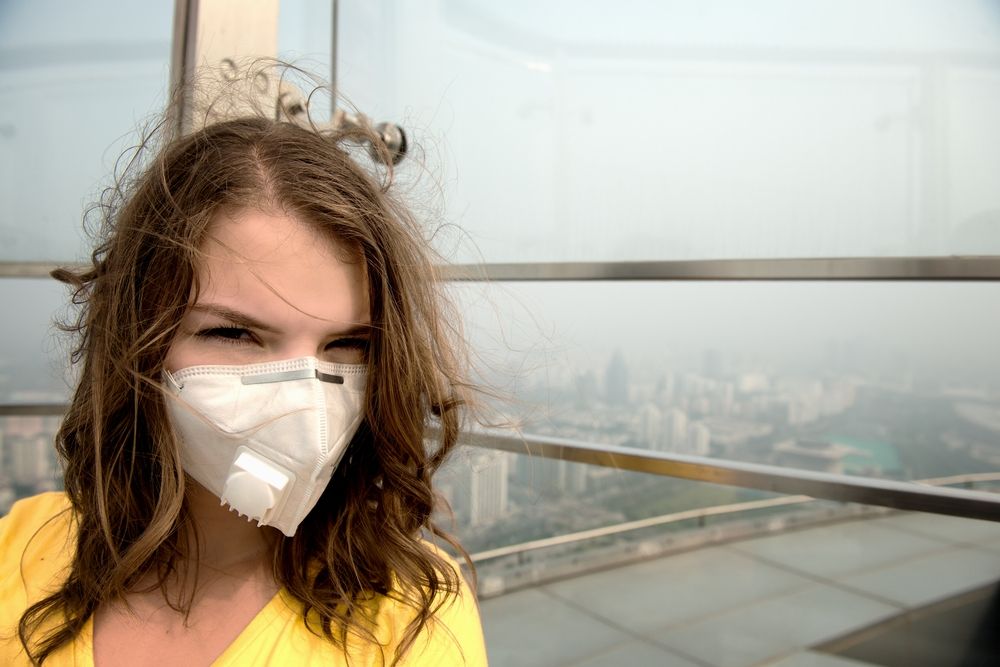 Момиче с маска, мръсен въздух
