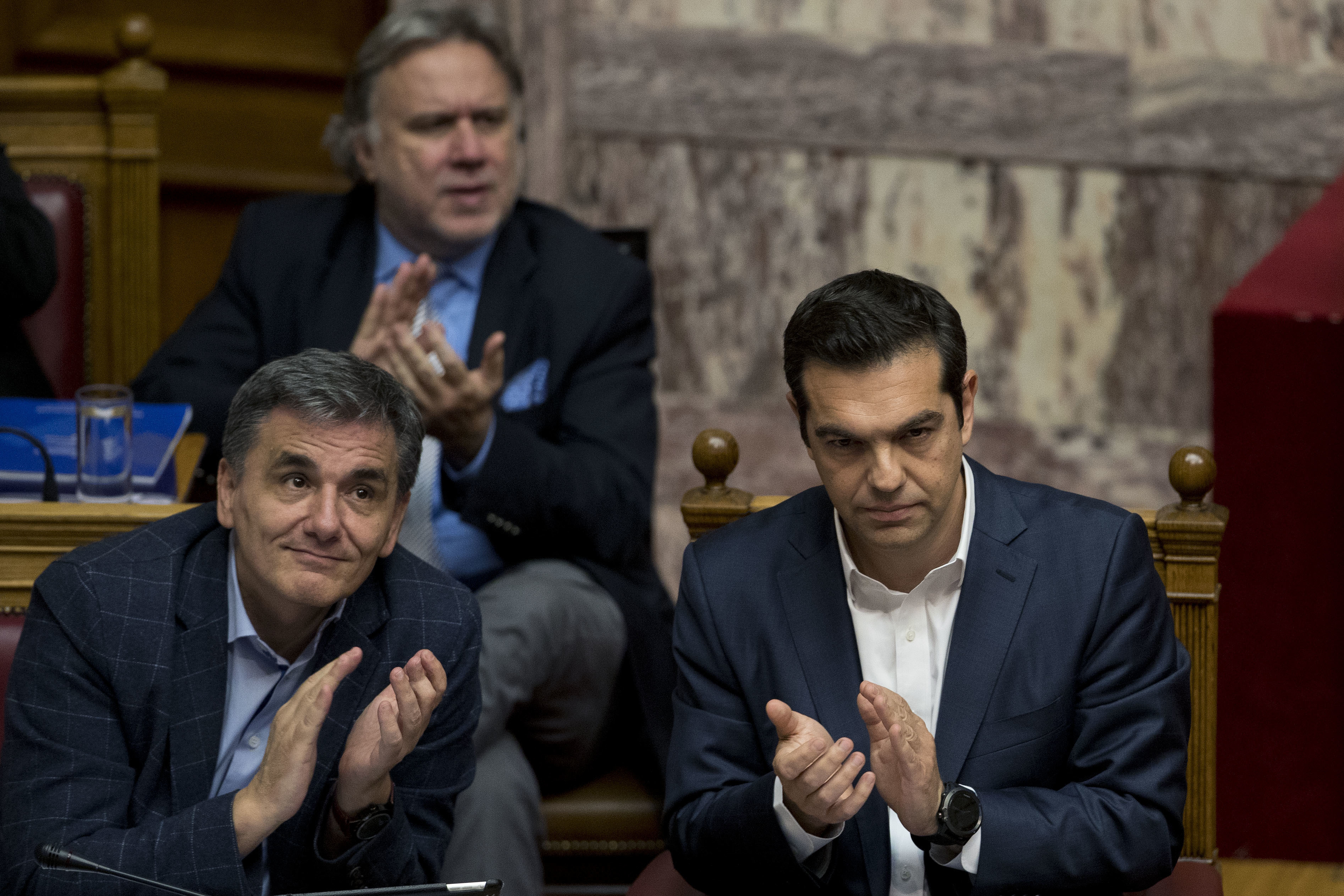 Гръцкият финансов министър Евклидис Цакалотос и премиерът Алексис Ципра в парламента, който одобри нови мерки за икономии