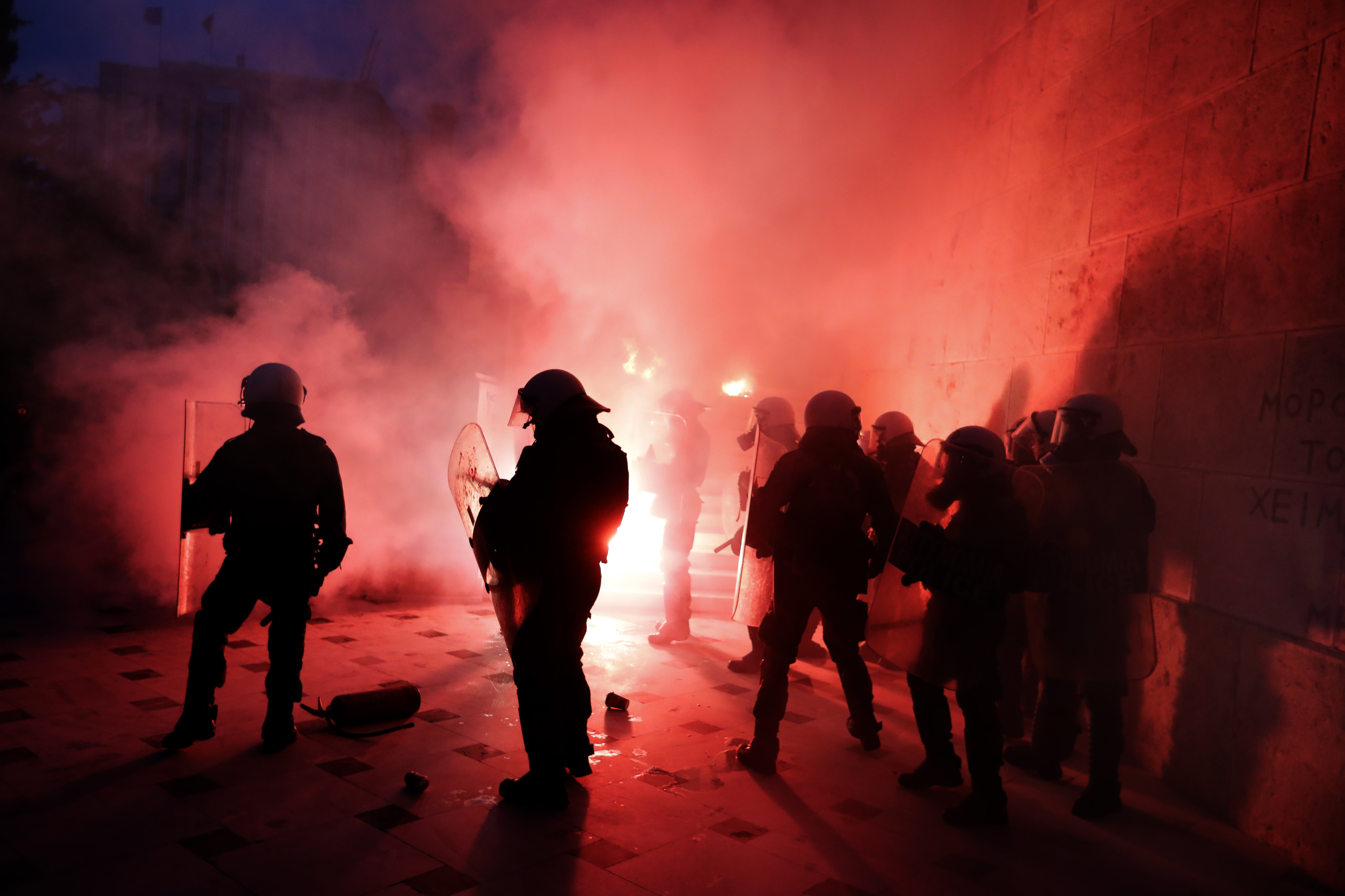 Демонстранти в Атина хвърляха коктейли ”Молотов” по полицаите