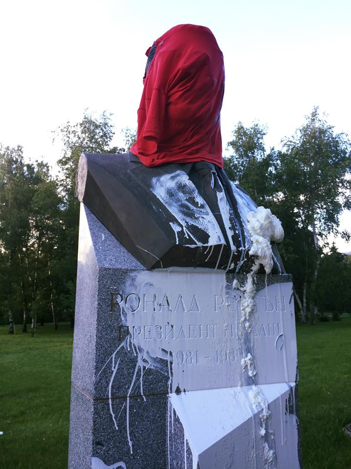Заляха с боя и пяна паметника на Рейгън в София (снимки)