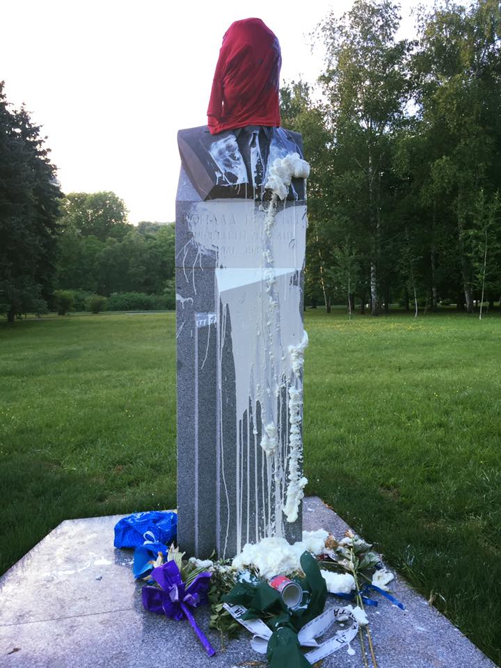 Паметникът на Роналд Рейгън залят с боя и пяна