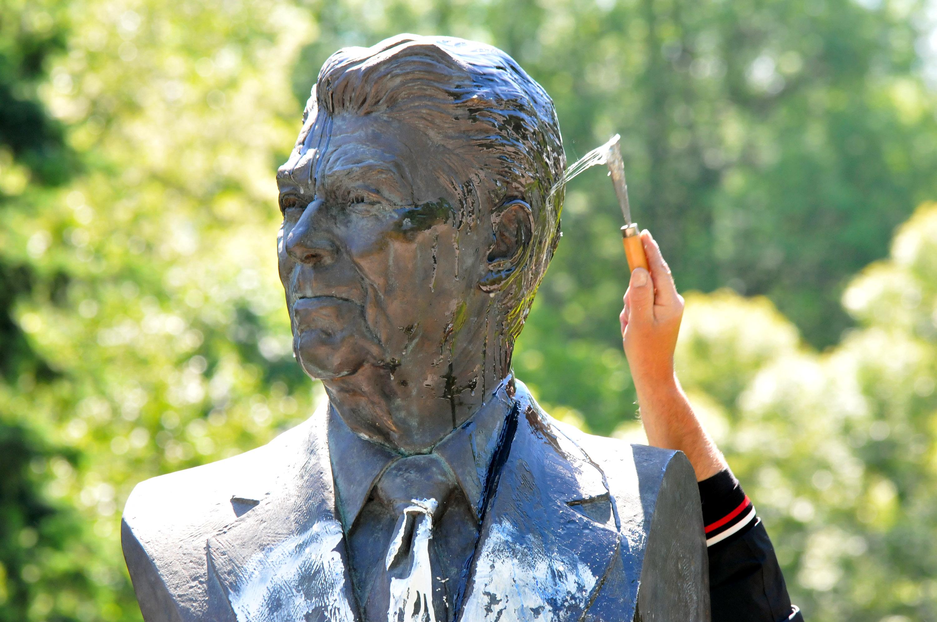 Почистването на паметника на Роналд Рейгън