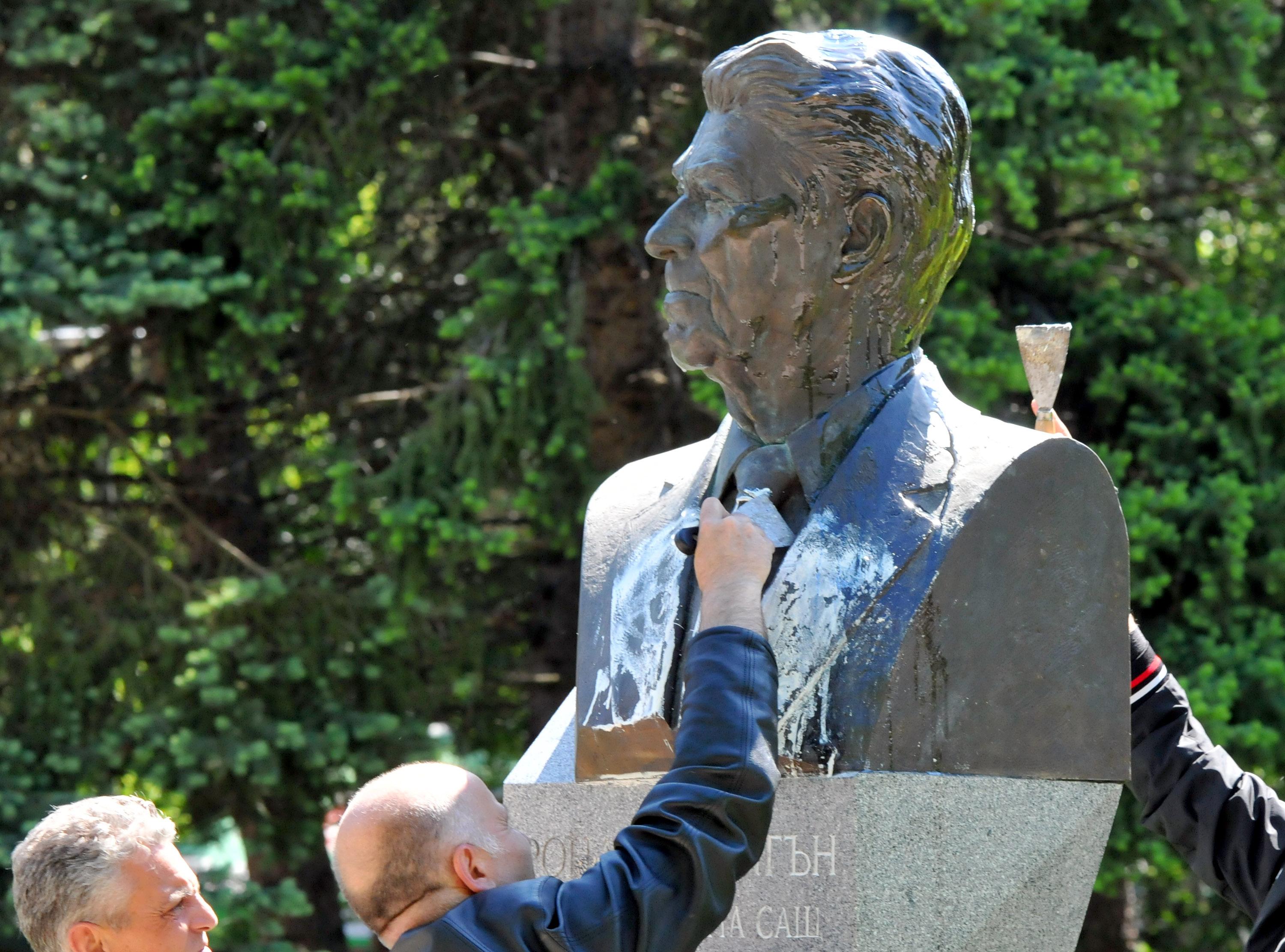 Почистването на паметника на Роналд Рейгън