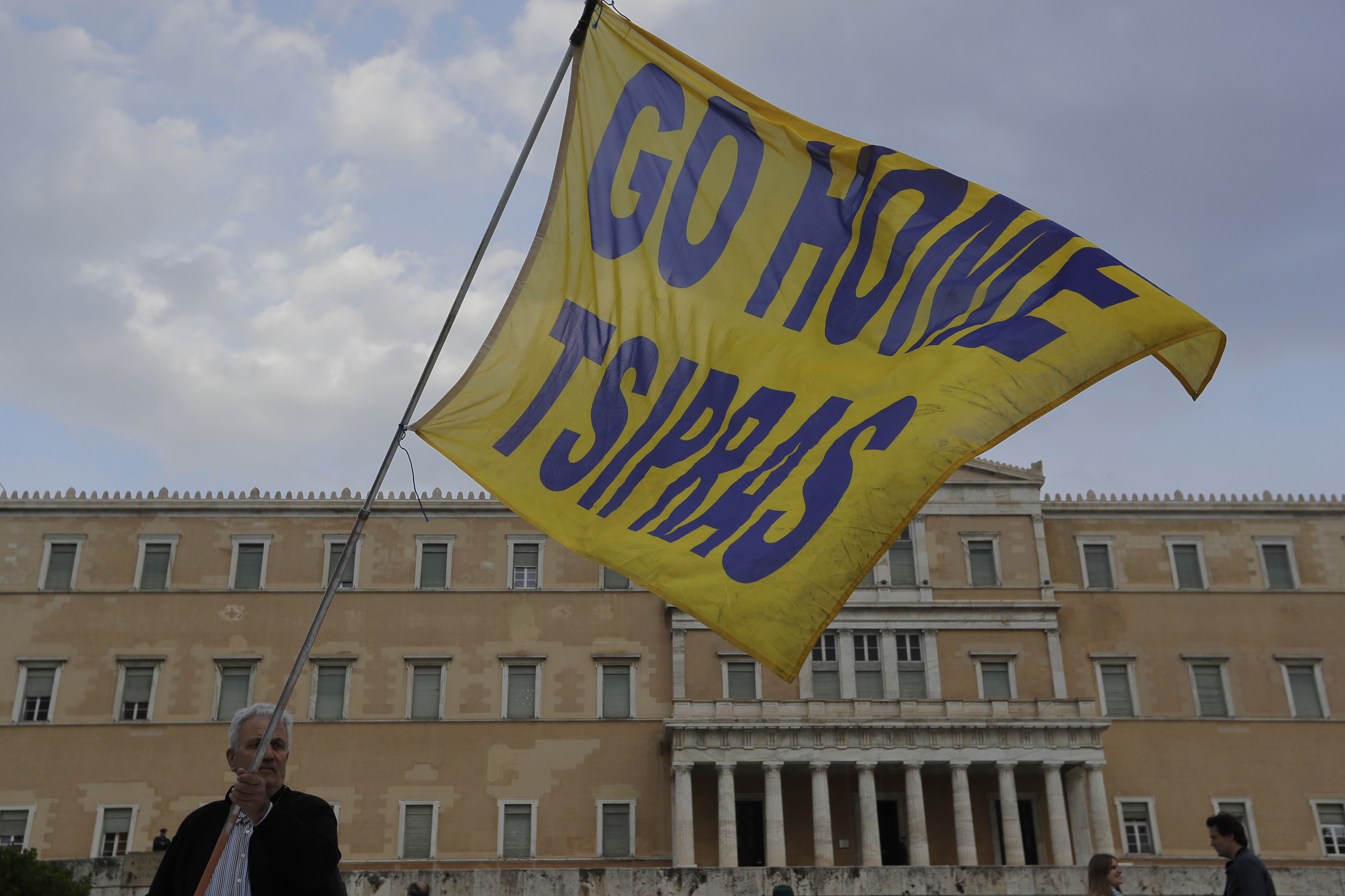 Знаме с надпис ”Ципрас, върви си” беше вдигнато пред гръцкия парламент в момент на гласуване на мерките за икономиин