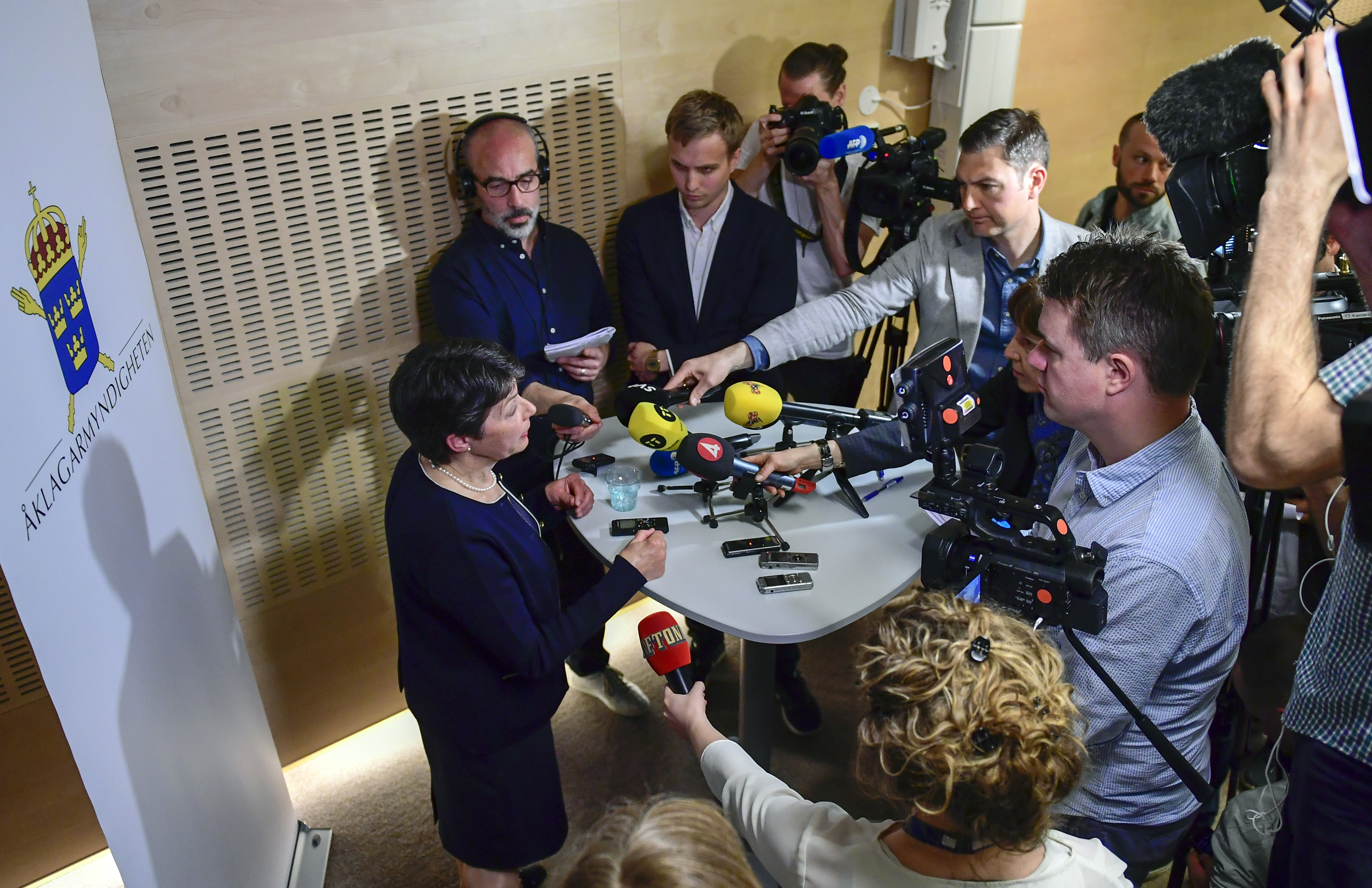 Главният прокурор на Швеция Мариан Ню прави изявление пред медиите по случая ”Асандж”