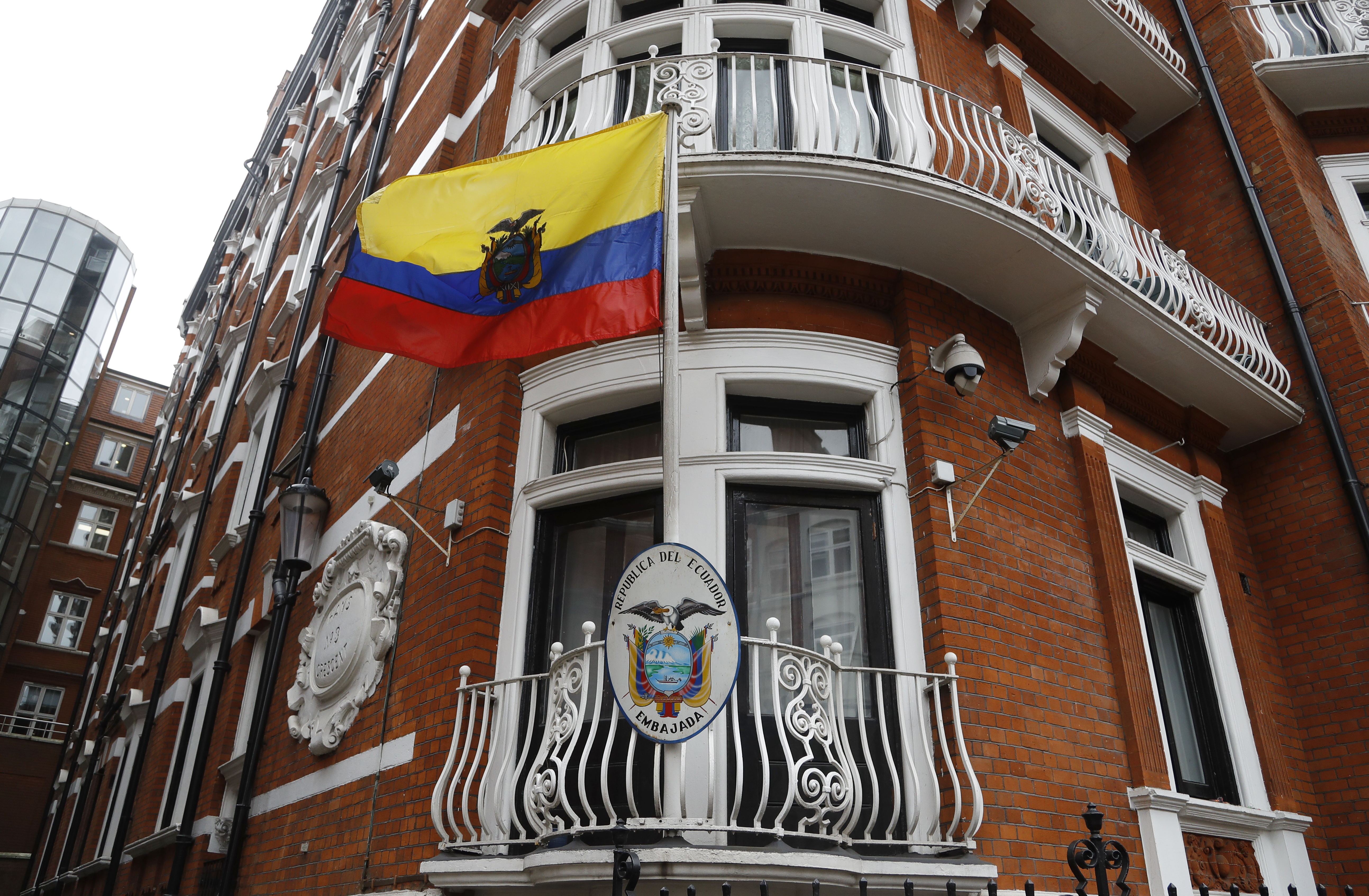 Посолството на Еквадор в Лондон, в което се намира Джулиан Асандж от 2012 година